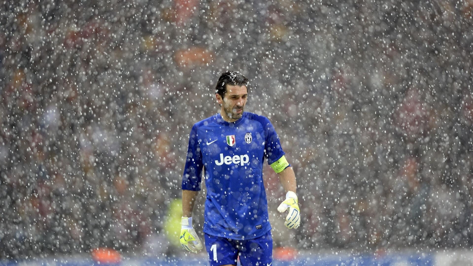 赛道与球场的交响，F1年度争冠之夜与库尔图瓦的关键制胜